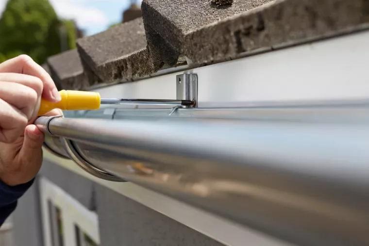 Réparer une fuite présente dans une gouttière de sa maison, Bordeaux, WJ Couverture